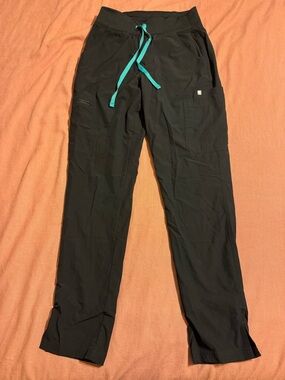 FIGS Women’s FreeX Yola Scrub Pants Black